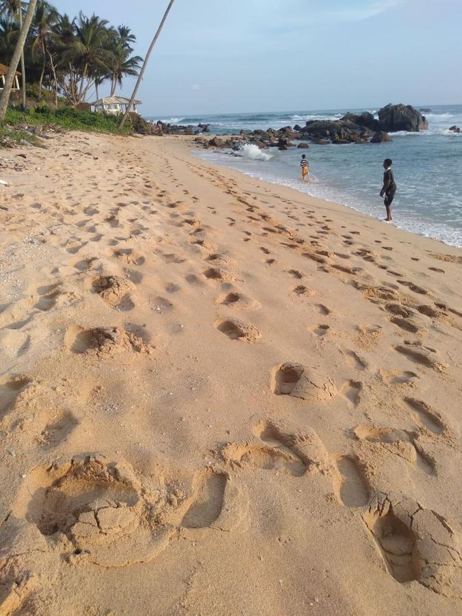 Near Beach Rest Hotel Unawatuna Exterior photo